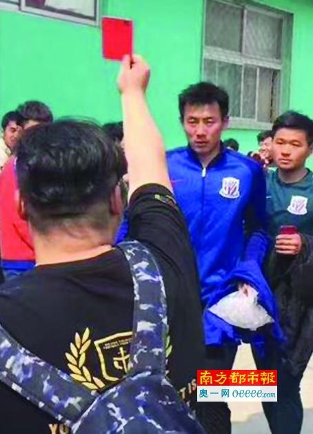 不过七人中最耀眼的是喜剧演员比尔;哈德尔，他饰演的成人Richie在《小丑回魂2》中有更深入的角色背景展现，Richie长大后养成了依靠喜剧表演逃避心魔的心理机制